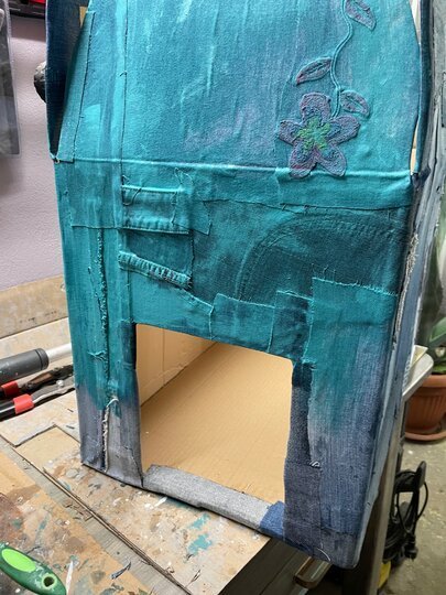 Domeček pro koťata z papírové krabice